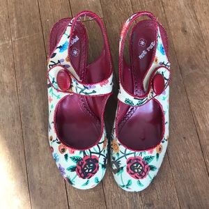 70s style floral wood heel round toe pump